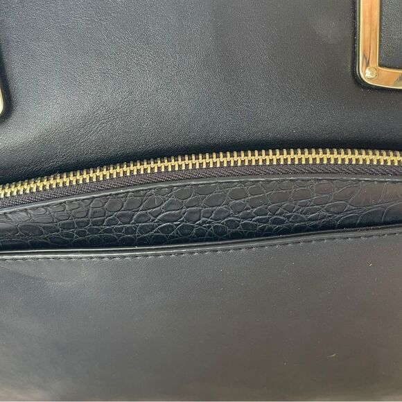 Nine West Large Tote Bag Vegan Leather plus Accessory Pouch EUC - Picture 4 of 16